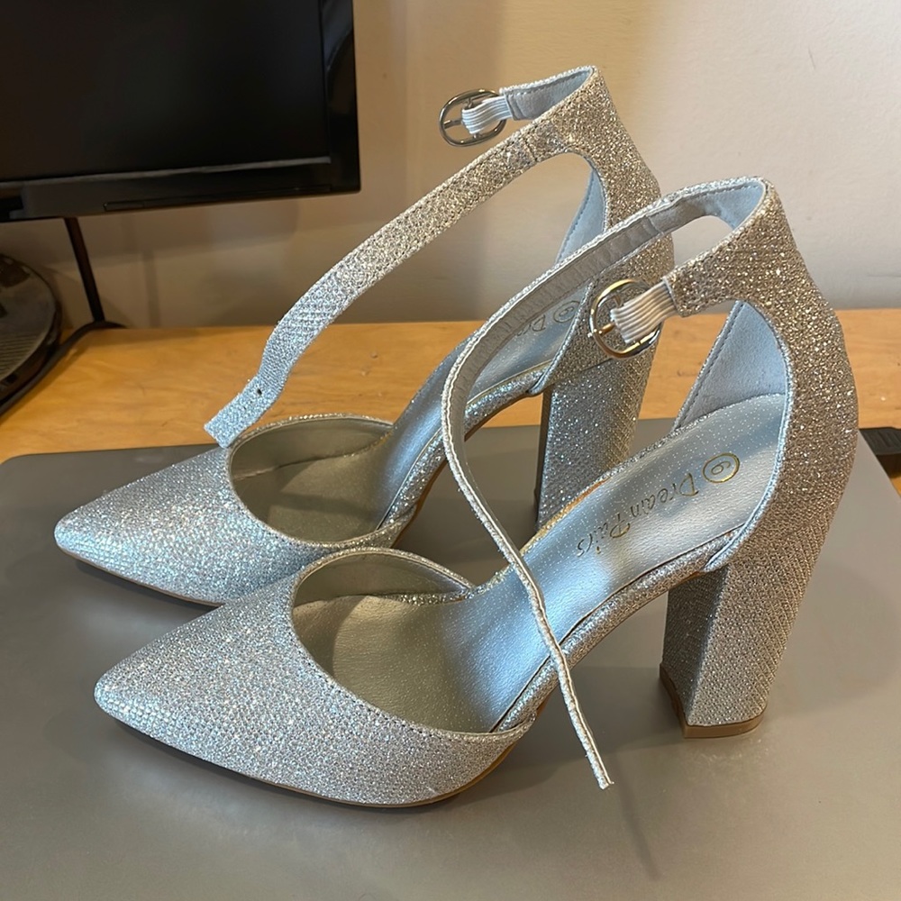 Dream Pairs Silver Glitter 4” strappy Heels size 6 Ladies
